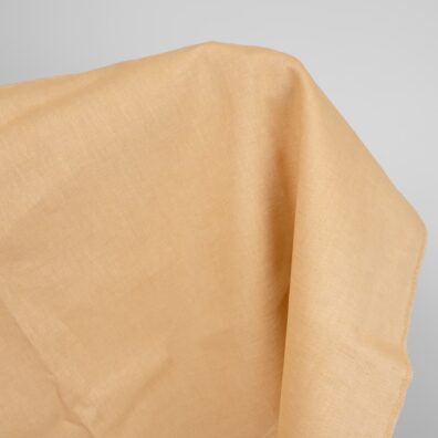 Żółta w lekki brąz tkanina lniana.