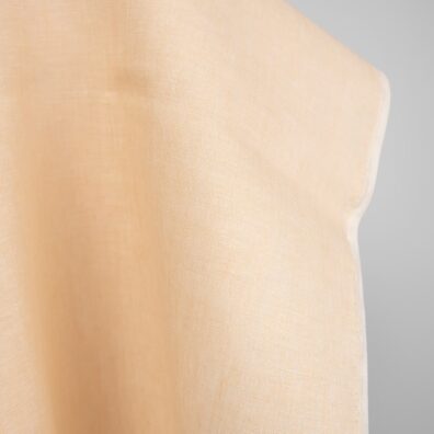 Len wytkany w melanżu z lekko żółtawej (wanilia) i żółtej w lekki brąz przędzy.