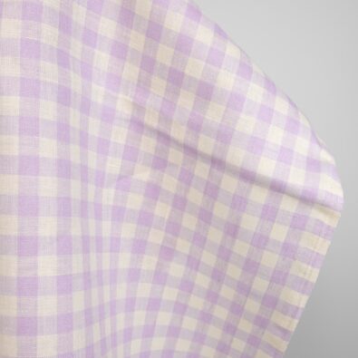 Tkanina lniana w liliową kratkę.