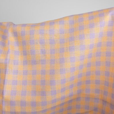 Tkanina wytkana z liliowej i żółtej w brąz przędzy.