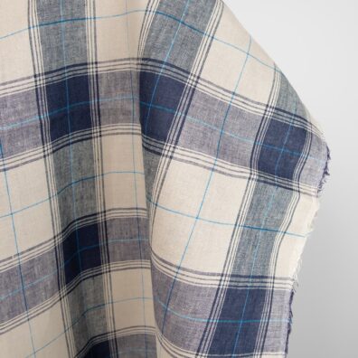 Len z granatowej, czarnej w granat, niebieskiej i jasnej piaskowej kratkę na odzież i tekstylia domowe.