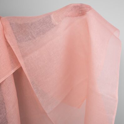 Przeźroczysta jasna różowa tkanina lniana.