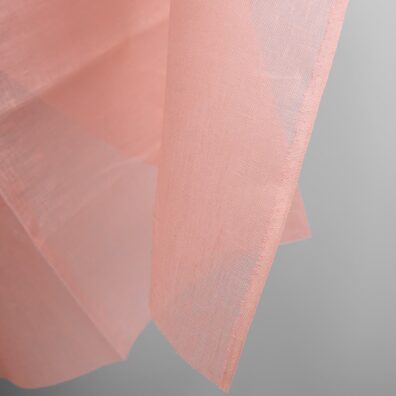 Przeźroczysty różowy len na firanki.