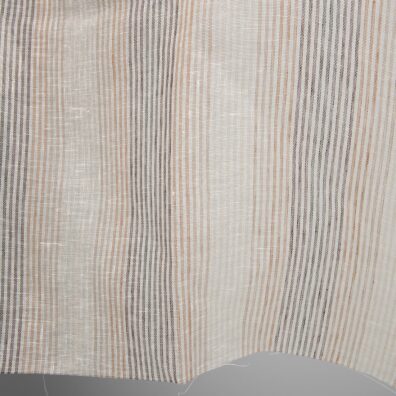 Prany len wytkany z mlecznobiałej i kilku brązowych przędz.