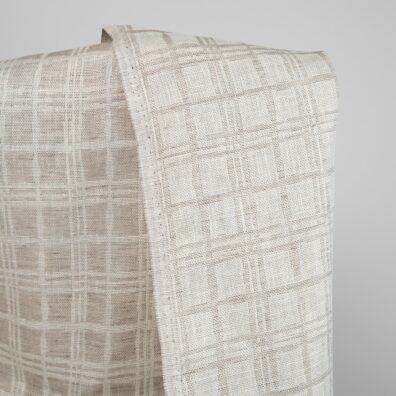 Len wytkany z piaskowej i żółtawej przędzy w kratkę.