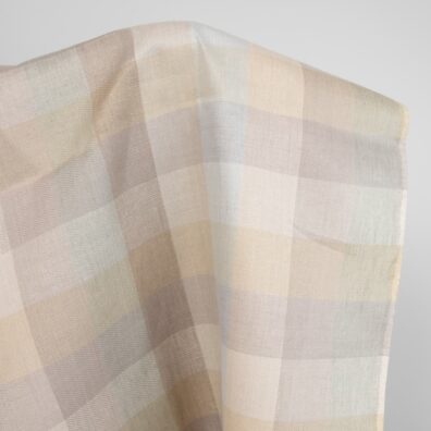 Len wytkany z morskiej, piaskowej i szarej przędzy.