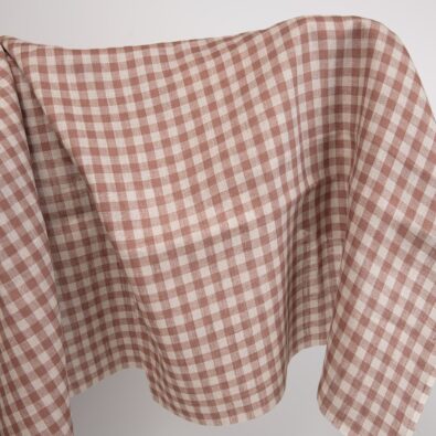 Tkanina lniana w szarą i brązową krateczkę.