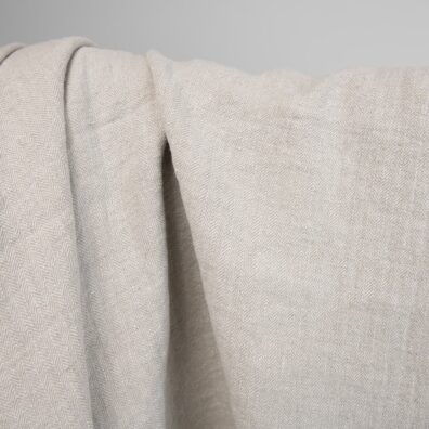 Prany len wytkany z białej i niebarwionej przędzy.