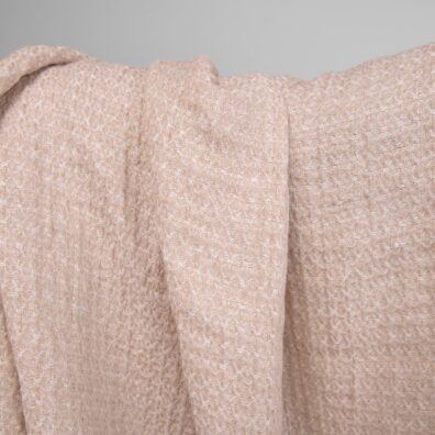 Prana tkanina wytkana ze śnieżnobiałej i lekko brązowej przędzy.