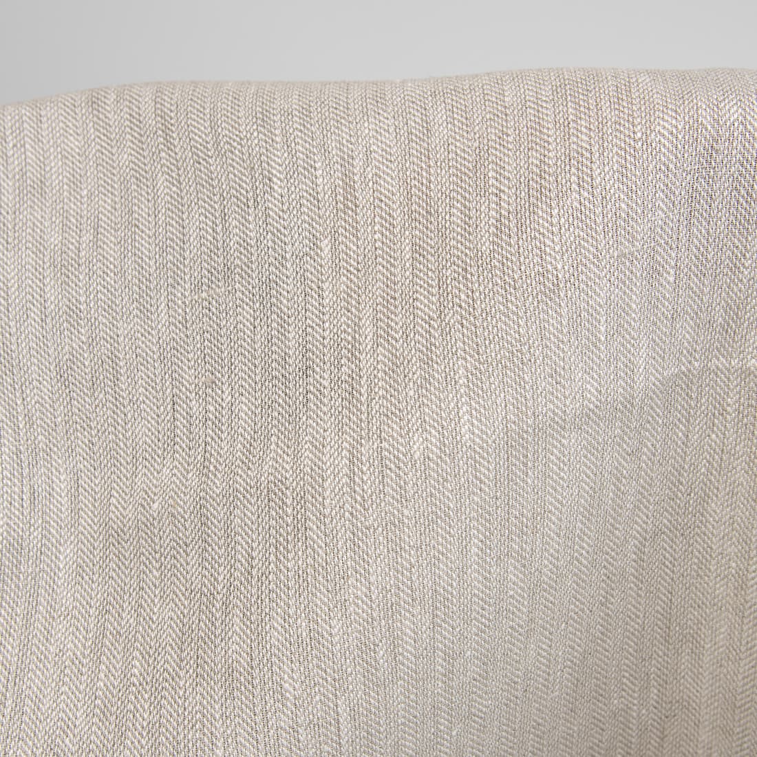 Ciężki len wytkany z białej i niebarwionej przędzy.