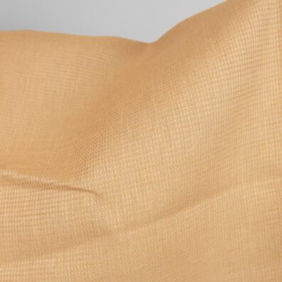 Żółta tkanina lniana wytkana splotem waflowym.