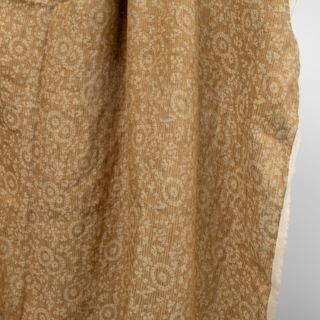 Miękka, przytulna, poddana specjalnemu praniu tkanina żakardowa.