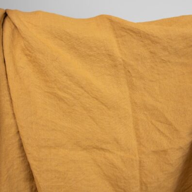 Musztardowa miękka, przytulna, poddana specjalnemu praniu tkanina.