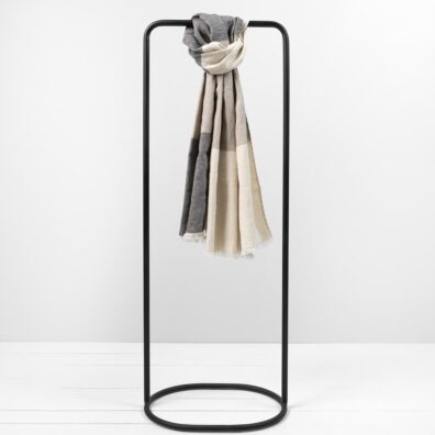 Szalik wytkany w szerokie pasy.