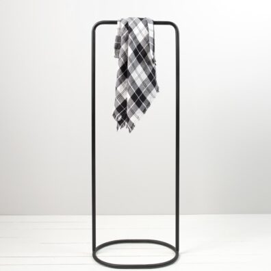 Czarno - biała chusta z dekatyzowanego lnu 100%.