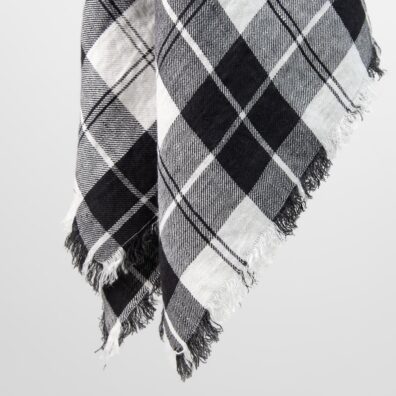 Brzegi chusty zdobią strzępione frędzelki.