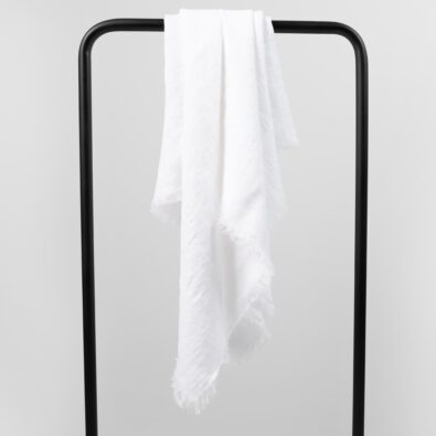 LOLITA biała chusta w prążki.