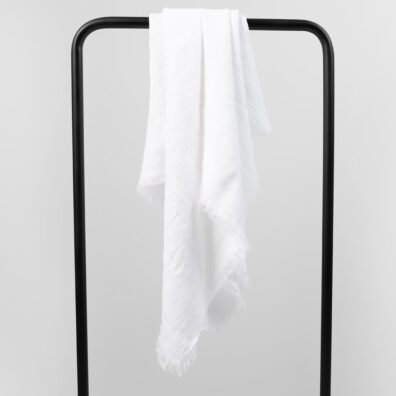 LOLITA biała chusta w prążki.