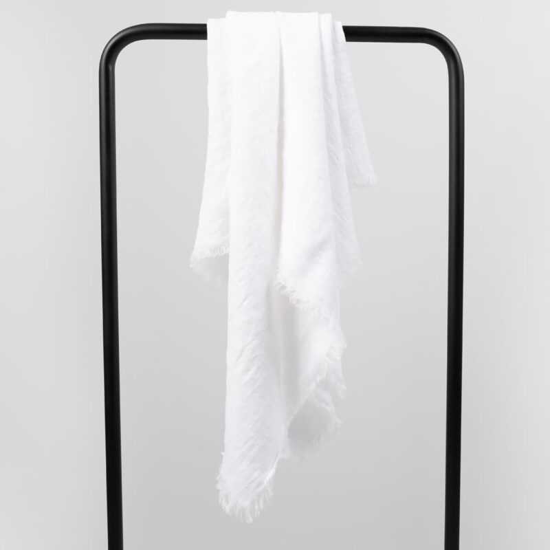 LOLITA biała chusta w prążki.