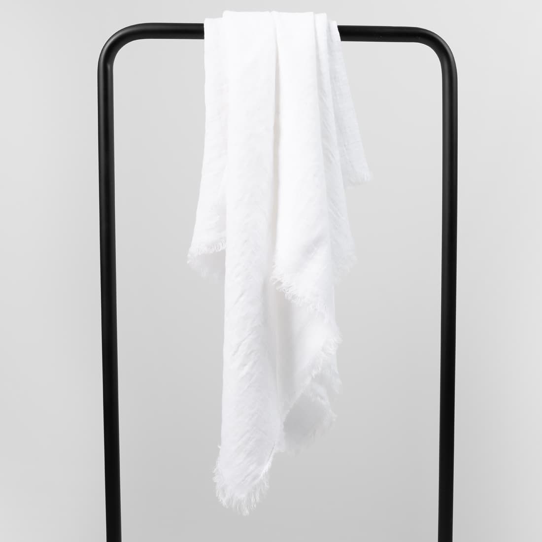 LOLITA biała chusta w prążki.