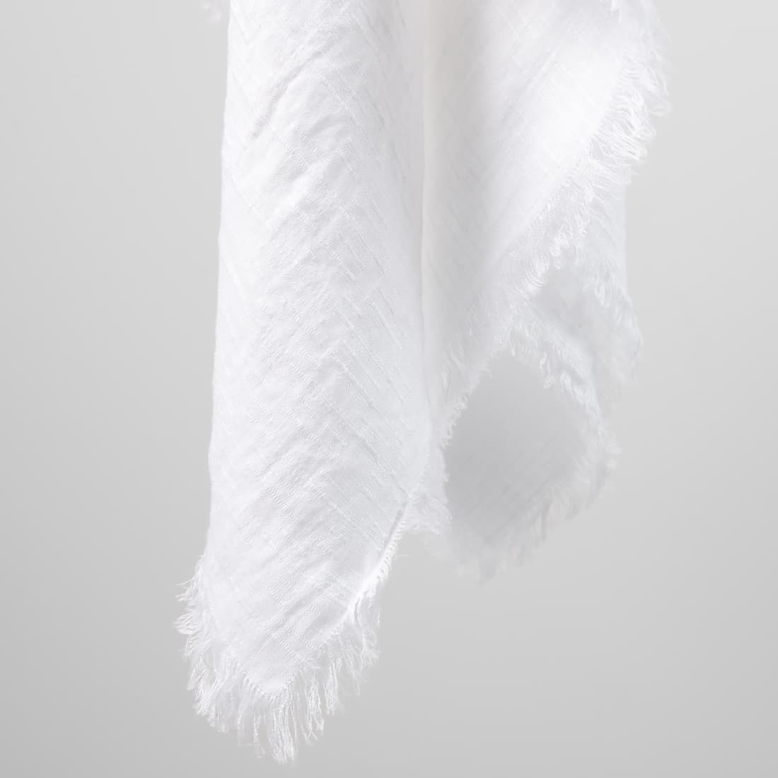 Brzegi chusty zdobią strzępione frędzelki.