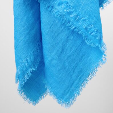 Brzegi chusty zdobią strzępione frędzelki.