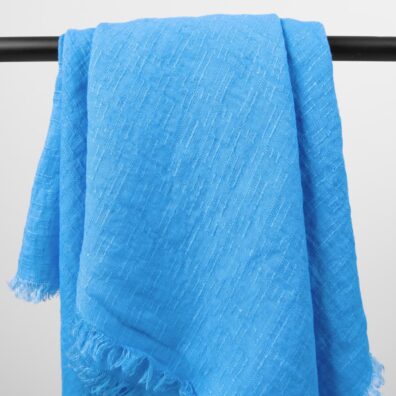 Chusta z tkaniny wytkanej w lekko wypukłe prążki.