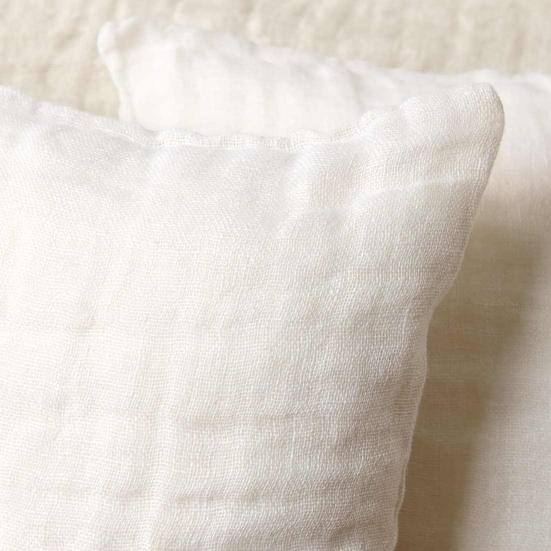 Biała poszewka na poduszkę zdwustronnej, dwuwarstwowej tkaniny lnianej