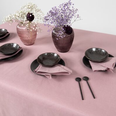 Gładko wytkany liliowy obrus