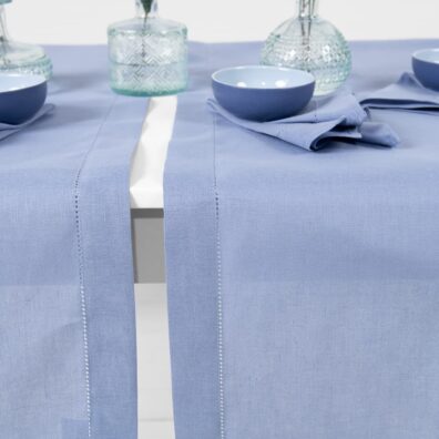 Niebieski bieżnik stołowy ozdobiony mereżką