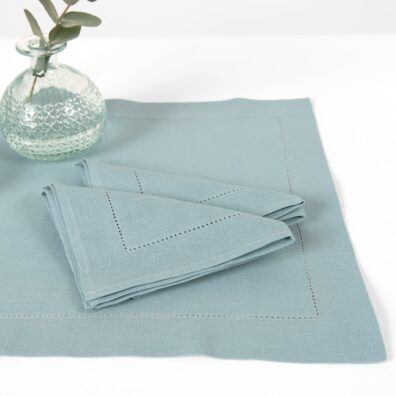 Zielonkawa podkładka stołowa ozdfobiona mereżką