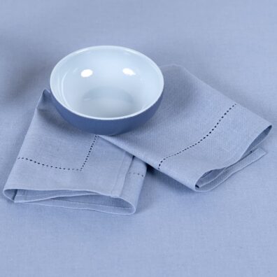 Niebieska serwetka i obrus z naszej kolekcji.