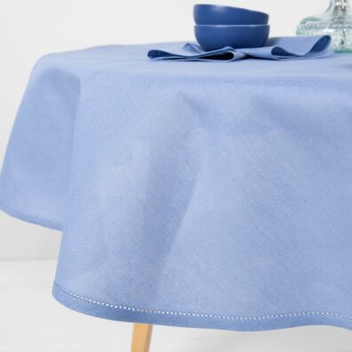 Brzeg obrusu ozdobiony mereżką.