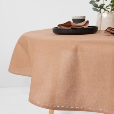 Jasny brązowy obrus ozdobiny mereżką