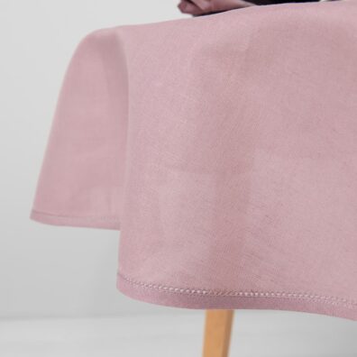 Brzeg ozdobiony mereżką.