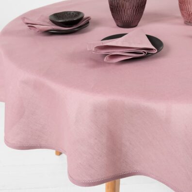 Liliowy gładko wytkany obrus.