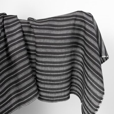 Czarna lniana tkanina w białe paski we wzorki