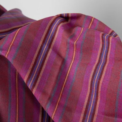 Z przędzy żółtej, ciemnej turkusowej, szarej, czarnej, niebieskiej, czerwonej i fioletowej