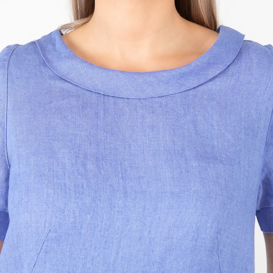 Niebieska sukienka. Kołnierz