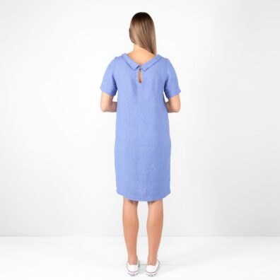 Niebieska sukienka, widok z tyłu.