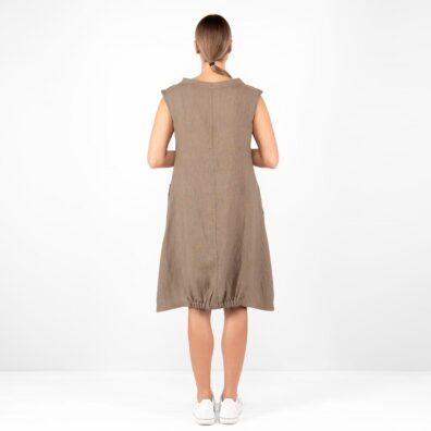 Brązowa sukienka. Widok z tyu