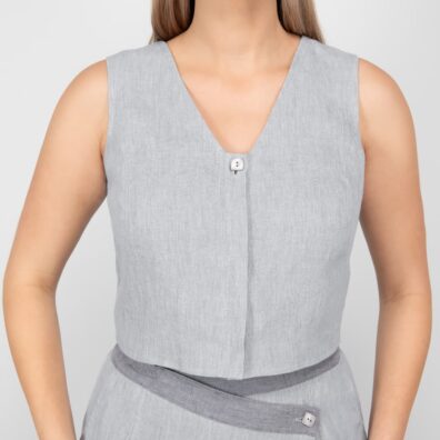 Szara kamizelka. Zapięcie na guziki