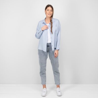 Niebieska bluzka koszulowa.