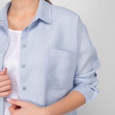 Niebieska bluzka koszulowa. Kieszeń