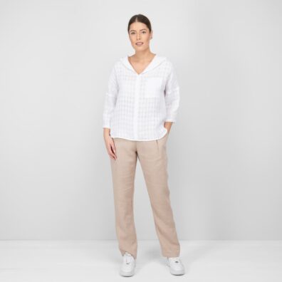 Biała bluzka. Sięga połowy bioder