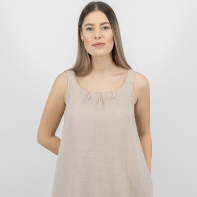 Piaskowa sukienka. Przy dekolcie marszczona