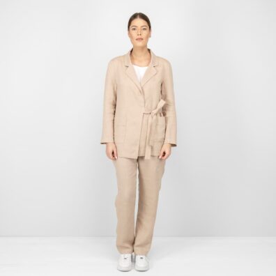 Piaskowy żakiet i spodnie do kompletu.