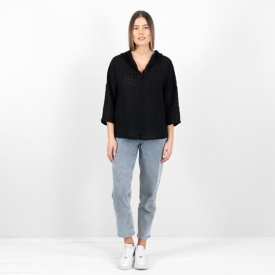 Czarna bluzka. Sięga połowy bioder