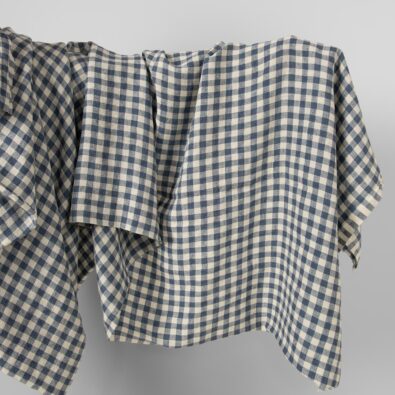 Szeroka prana tkanina lniana w granatową kratkę