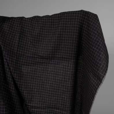 Czarny w białą krateczkę len